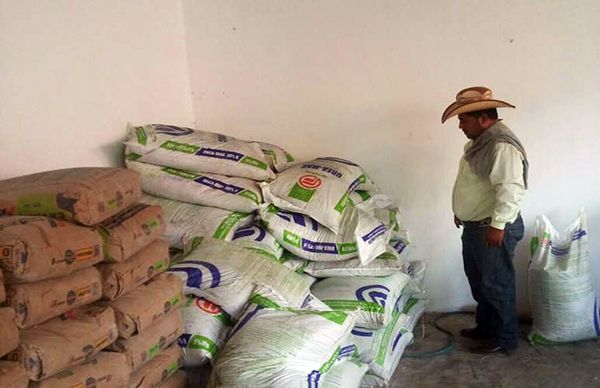  Entregan fertilizante en Cuayuca de Andrade  