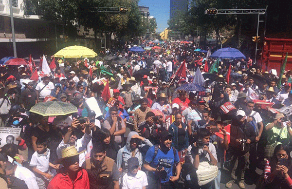 Se suman michoacanos a la protesta de 15 mil antorchistas en SEGOB