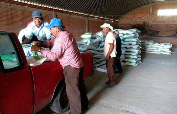   Entregan fertilizante a 148 productores de Tepeyahualco