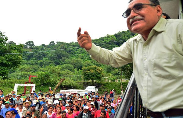  Con éxito, entregan pliego petitorio al edil de Huehuetla 