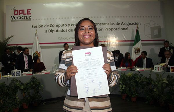 Janeth García recibe constancia como diputada plurinominal