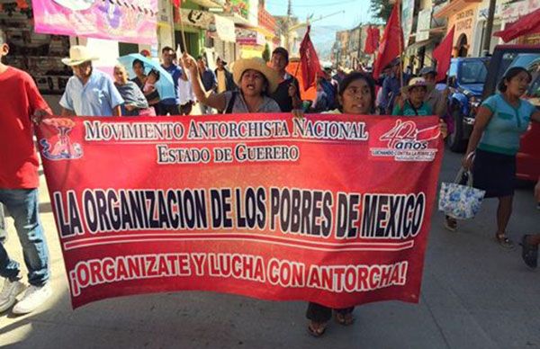 Con marcha, antorchistas de Tlapa exigen atención a sus demandas