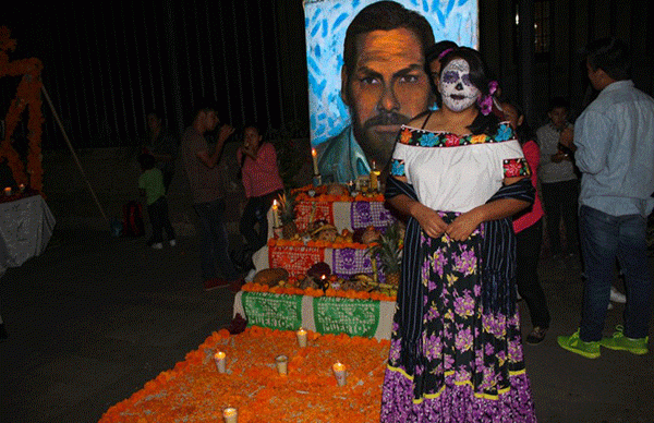 Organizan estudiantes exposición de altares en la plaza Ocampo