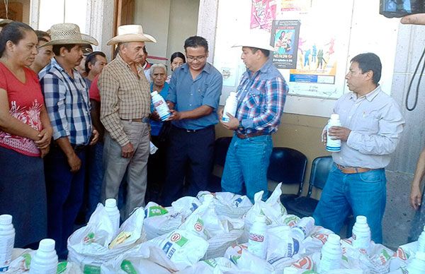  Entregan fertilizante a campesinos de Acateno y Hueytamalco