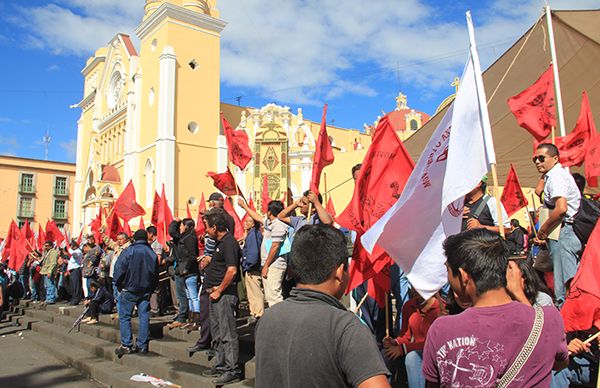 Antorchistas veracruzanos reinstalan plantón frente a Palacio de Gobierno