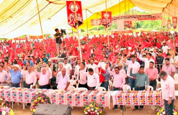 20 mil oaxaqueños festejan 35 años de lucha contra la pobreza