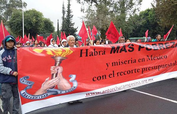 Contingente en contra del recorte presupuestal a obras y servicios