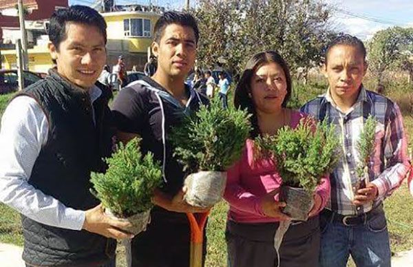 Entregan árboles para reforestar bachillerato