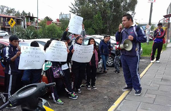 Estudiantes exigen al Director General de CECyTE cumpla compromisos