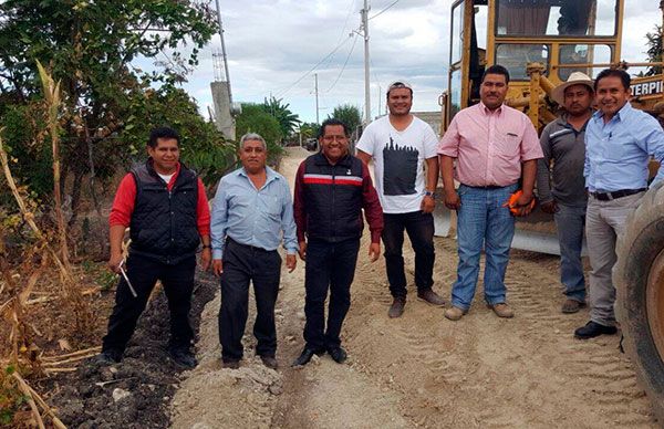  Anuncian pavimentación de calles alcalde de Ahuatempan