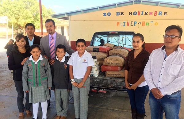  Diputado Osvaldo ávila apoya a escuelas de Vetagrande   