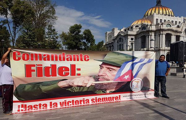 Antorcha rindió homenaje a Fidel Castro 