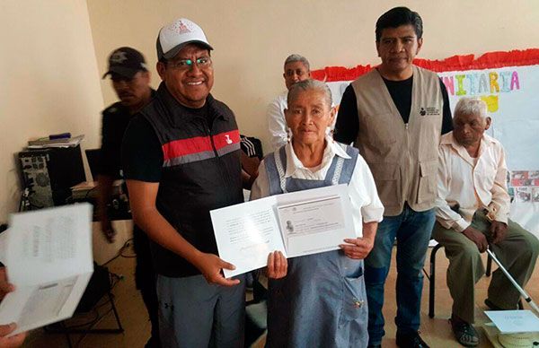 Alfabetizan a adultos en Ahuatempan