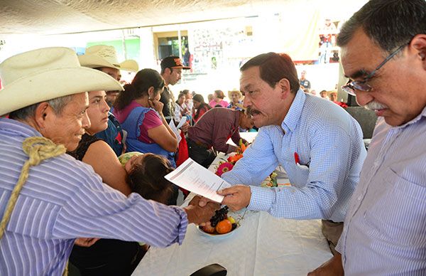  Entregan bonos de vivienda a familias indígenas