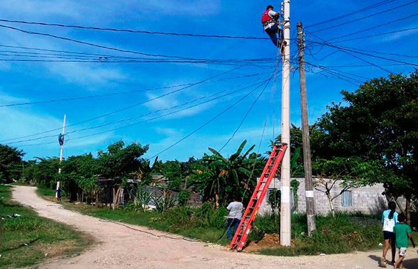 Llega la luz a la colonia 1Âº de Mayo en Macuspana