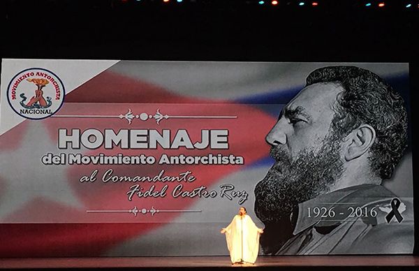 Asisten poblanos al homenaje de Fidel Castro en el Auditorio Nacional