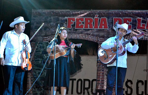   Deleitan Huapangueros en Feria La Conchita 2016