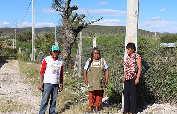 Concluye electrificación en San Juan Ixcaquixtla