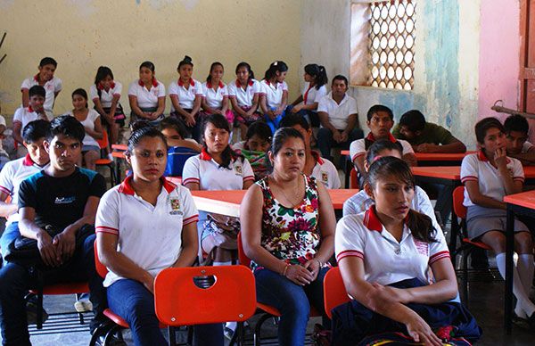  Imparten exposiciones sobre educación a estudiantes de bachillerato 