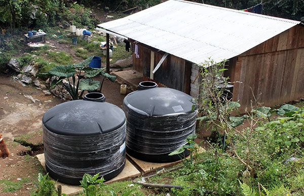 Se benefician con sistema de captación de agua y baños con biodigestor