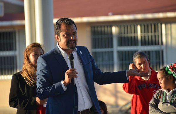 Osvaldo ávila supervisa obras en escuelas de Fresnillo 