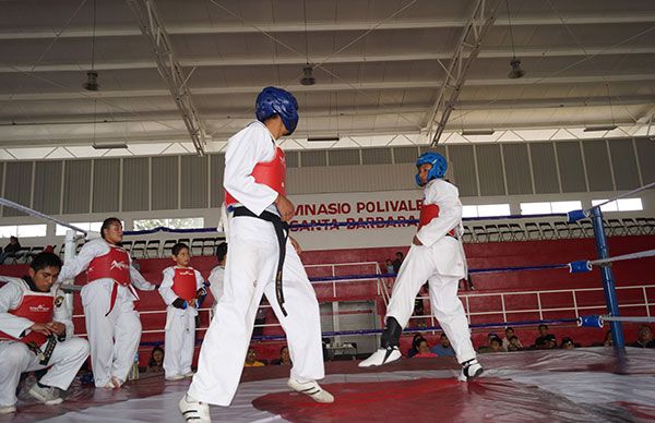 Exhibición de lucha libre en nuevo gimnasio de Santa Bárbara