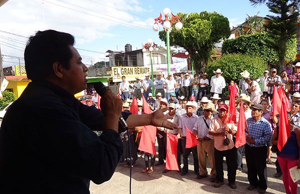 Entregan fertilizante a campesinos de Ayotoxco