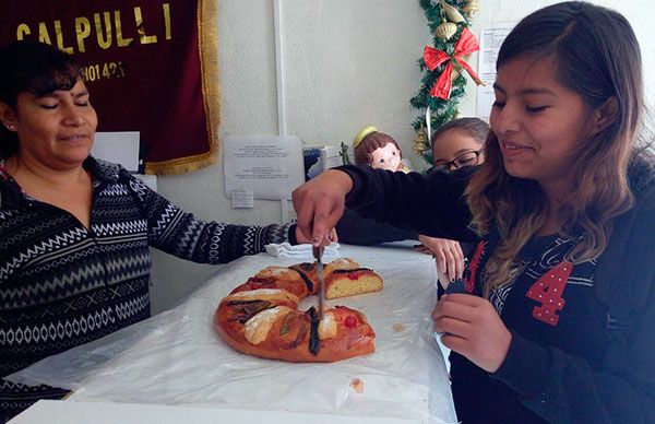 Instituto Calpulli festeja a los Reyes con rosca tradicional 