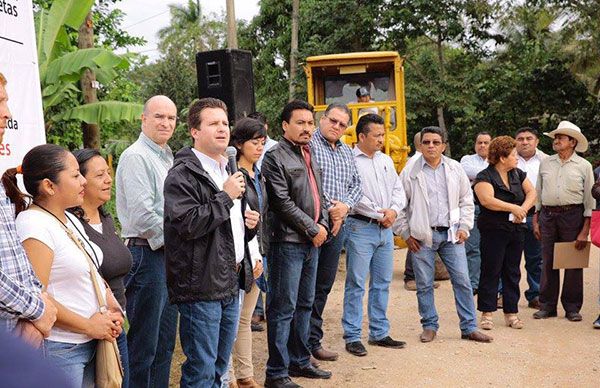 Banquetas y guarniciones para la colonia Clara Córdova Morán 