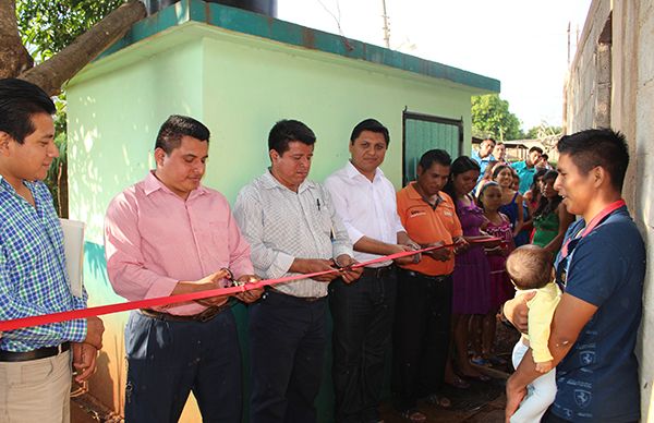 Familias de Soteapan son beneficiadas con obras de sanidad