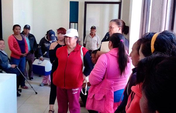 Comitiva solicita audiencia al ayuntamiento de Jesús María para entrega de petitorio 