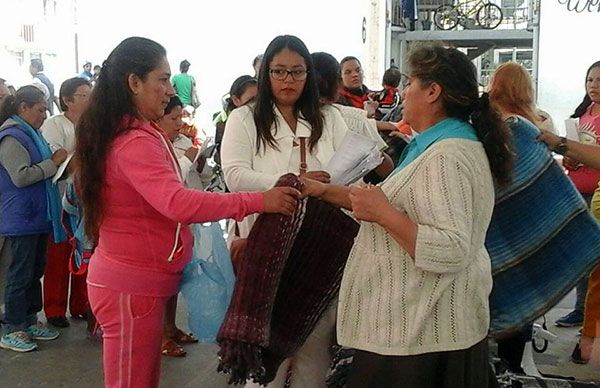  Familias vulnerables de la Cd.de México reciben cobijas
