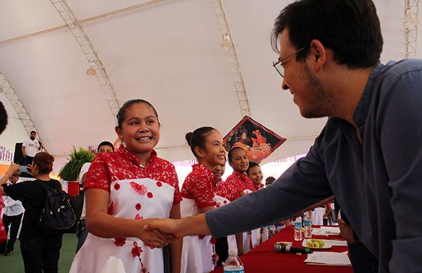 Escuelas antorchistas inculcan arte: maestro de canto