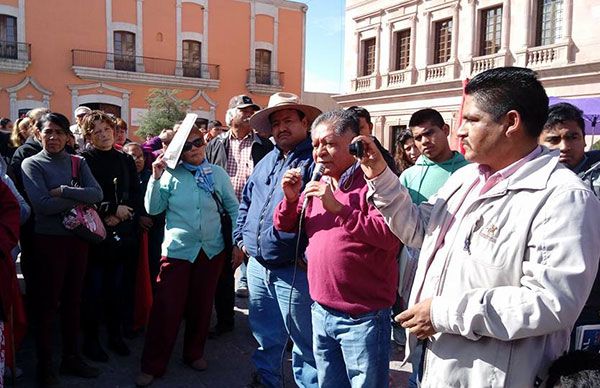 Arrancan manifestaciones ante el gobierno estatal  