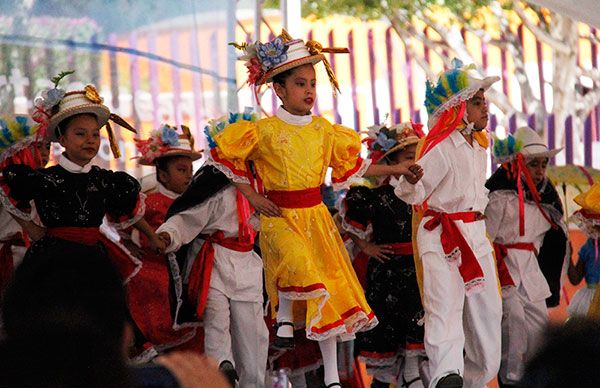  Bailan niños como profesionales en la Espartaqueada  