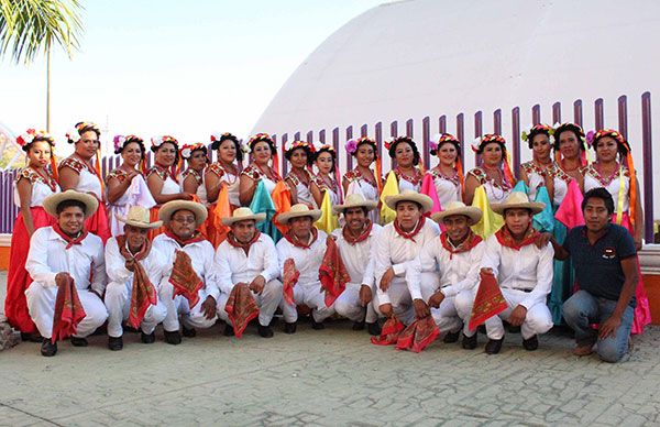 Antorchistas mexicanos sorprenden con baile folklórico