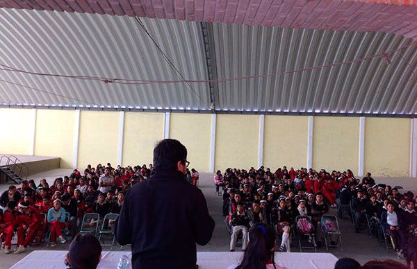 Estudiantes asisten a conferencia sobre la 