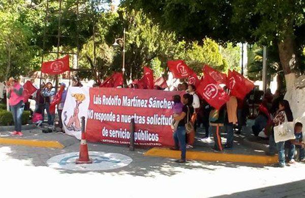 Continúan manifestaciones ante sordera de alcalde de Tolimán 