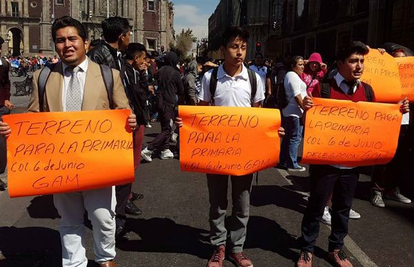 Estudiantes y padres de familia de la Ciudad de México se manifiestan en la SEP; exigen cumpla acuerdos