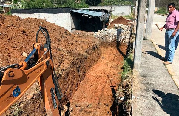  Colocan primera piedra para auditorio cultural