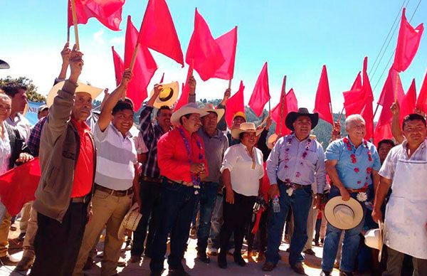 Inaugura Lisandro Campos electrificación en Vicente Guerrero