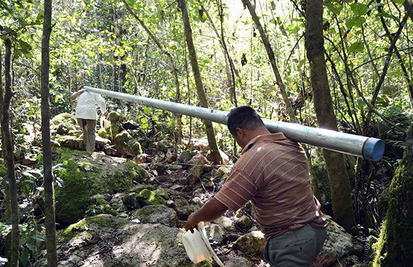 Realizan faena pobladores de Huitzilan para ayudar en obra