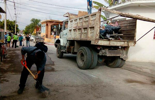 Limpian vialidad en la colonia Gerardo Pérez 