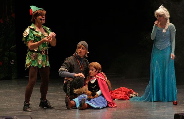 Princesas congeladas invaden teatro Acolmixtli