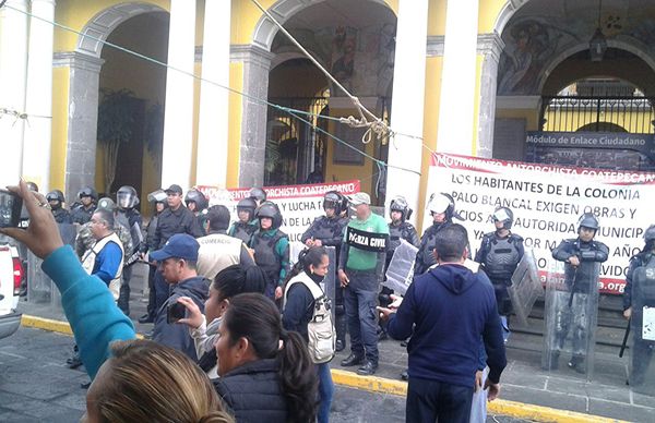 Alcalde amenaza con desalojar plantón de antorchistas en Coatepec