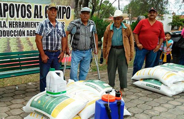 Insumos agrícolas para campesinos de Abasolo y Soto la Marina 