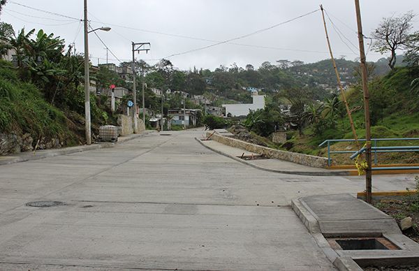 Avanza obra de pavimentación en colonias antorchistas de Córdoba