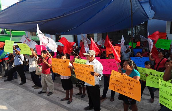 Antorchistas realizan cadena humana ante indiferencia del alcalde panista de Tantoyuca