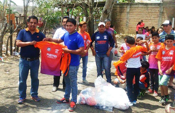 Entrega de uniformes deportivos a equipos de futbol de la zona Zoque