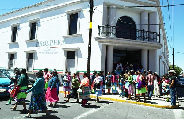 Mujeres indígenas exigen entrega de apoyos del programa Prospera 